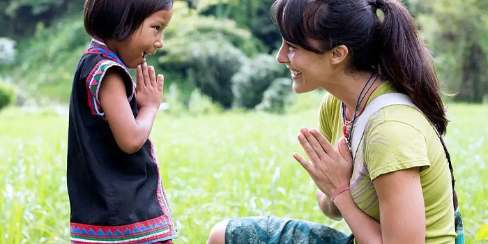 friendly-gaze-between-a-thai-girl-and-a-foreign-tourist