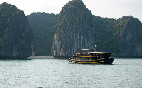 Sail through Halong Bay's Beauty! (vietnam)