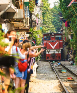 hanoi-train-street