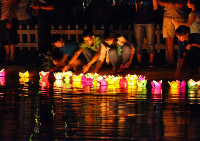 paper-lanterns-releasing