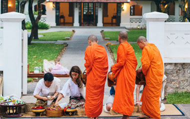 Accept-Monks&rsquo;-Blessing