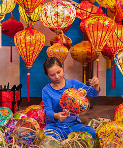 making-lantern-in-hoi-an