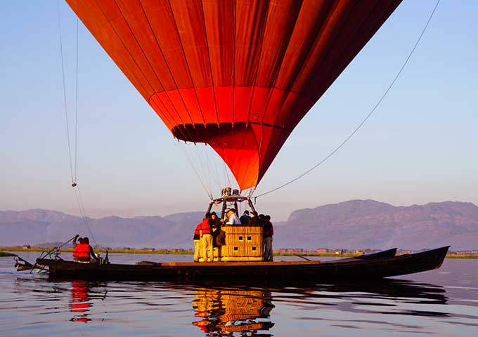 Take hot air balloon in Inle Lake