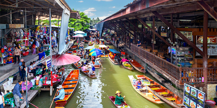 the-colorful-damneon-saduak-floating-market-in-ratchaburi