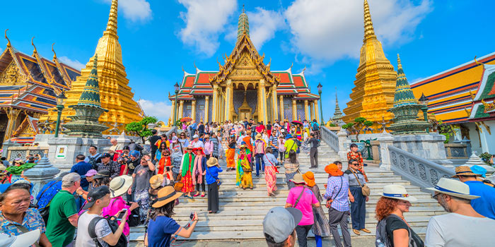 tourists-at-the-grand-palace-of-thailand